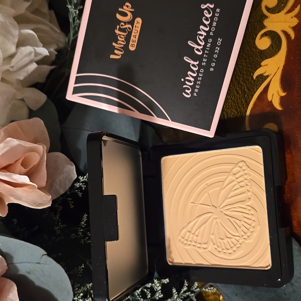 WHAT'S UP - WIND DANCERS - *LIGHT*- PRESSED SETTING POWDER - NIB